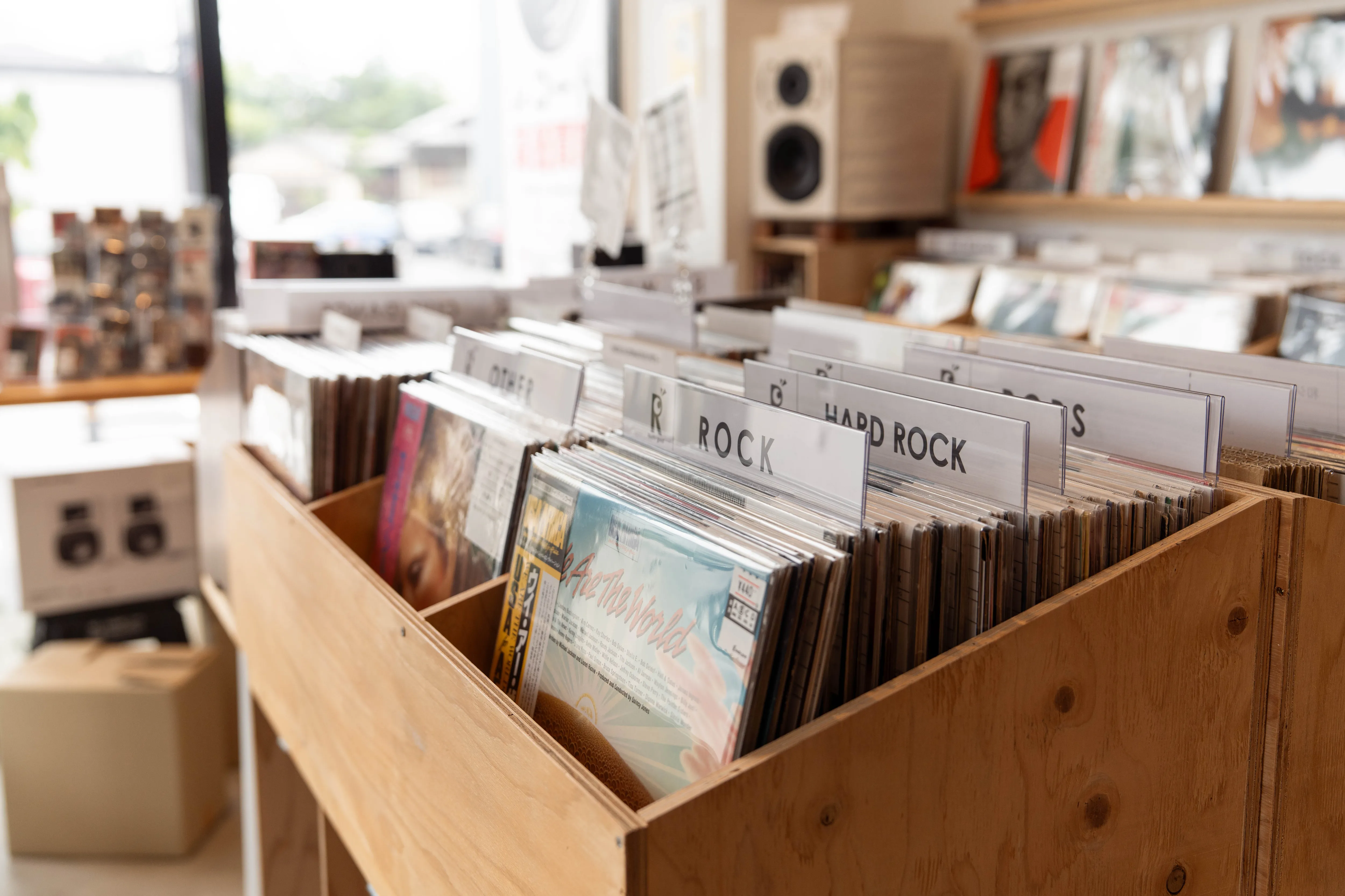 レコードを確認しながら査定する様子
